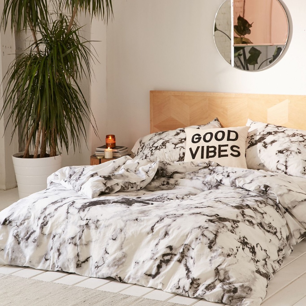UO Marble Full/Queen Duvet w 4 Pillowcases/shams